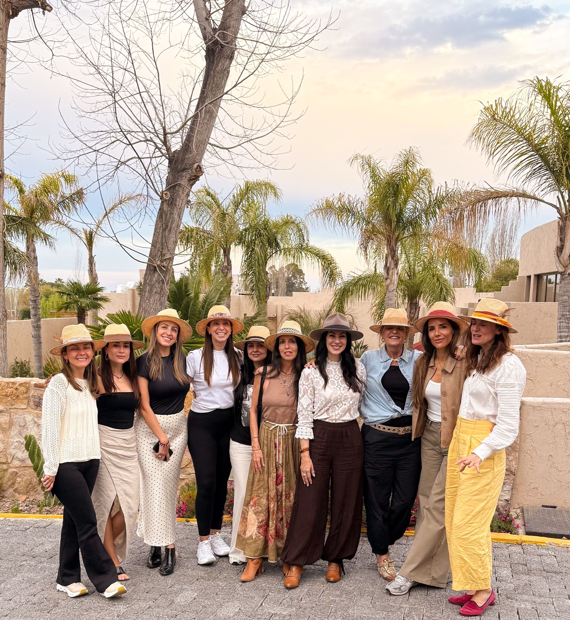 Grupo del retiro Conexión 2, en Mendoza, cada una con su sombrero.